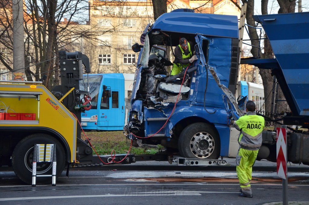 Schwerer VU LKW KVB Bus PKW Koeln Agrippinaufer Ubierring P256.JPG